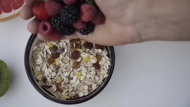 Schöne gemischte Beeren und Früchte auf weißem Hintergrund. gesunde Ernährung hautnah erleben. 4k — Stockvideo