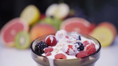 Güzel karışık meyveli ve beyaz arka plan üzerinde meyve. Sağlıklı yiyecekleri kapatın. 4k