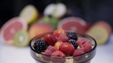 Güzel karışık meyveli ve beyaz arka plan üzerinde meyve. Sağlıklı yiyecekleri kapatın. 4k