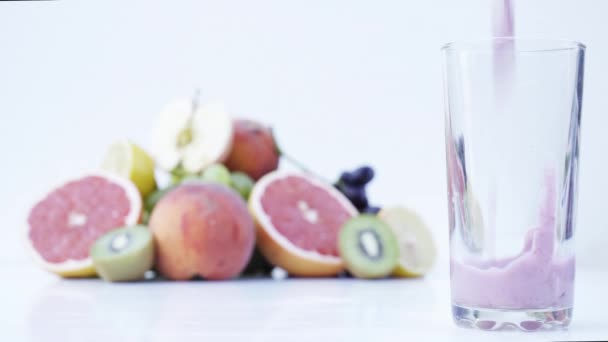 美丽的混合浆果和水果在白色的背景。关闭健康食品。4k — 图库视频影像