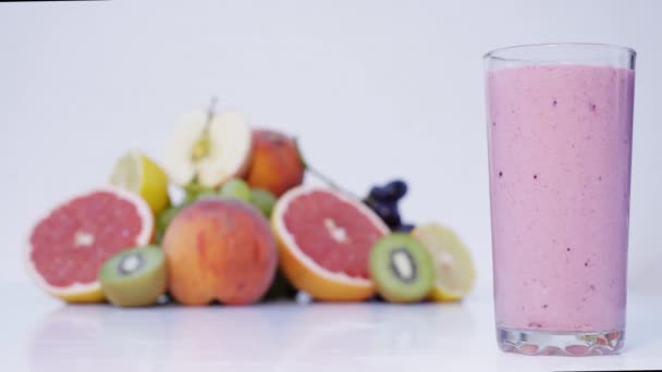 Hermosas bayas mixtas y frutas sobre fondo blanco. Cierre la comida saludable. 4K — Vídeos de Stock