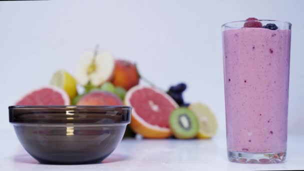 Mooie gemengde bessen en vruchten op witte achtergrond. Close-up van gezonde voeding. 4k — Stockvideo