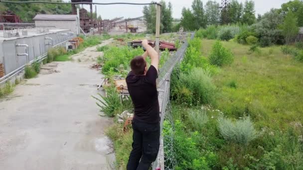 Mann Installiert Überwachungskamera Säule — Stockvideo