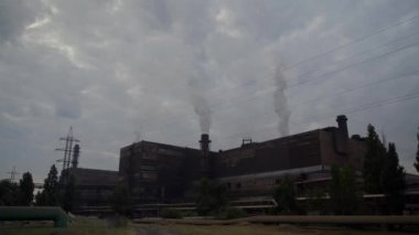 büyük büyük madencilik ve işleme tesisi üzerinde duman