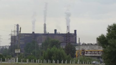 büyük büyük madencilik ve işleme tesisi üzerinde duman