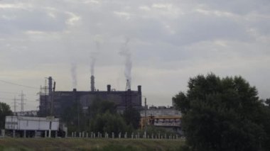büyük büyük madencilik ve işleme tesisi üzerinde duman
