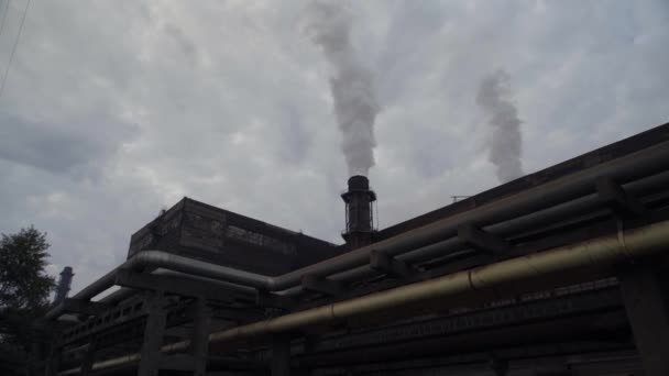 Een grote kachelpijp rookt op de mijnbouw en verwerking plant — Stockvideo