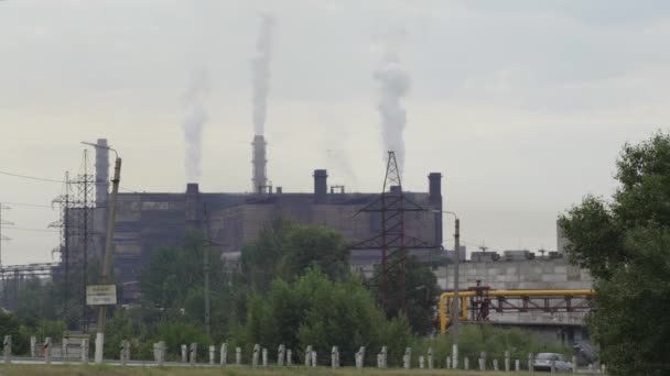 Humo de grandes estufas en la planta de minería y procesamiento — Vídeos de Stock