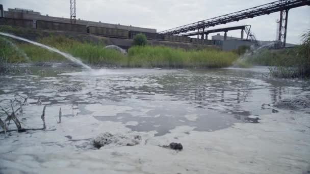 Riolering opslag van mijnbouw- en verwerkingsbedrijf — Stockvideo