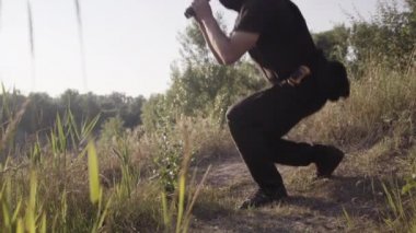 Güvenlik görevlisi taş ocağı korur, bölge olup olmadığını denetler