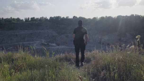 De bewaker beschermt de steengroeve, inspecteert het grondgebied — Stockvideo
