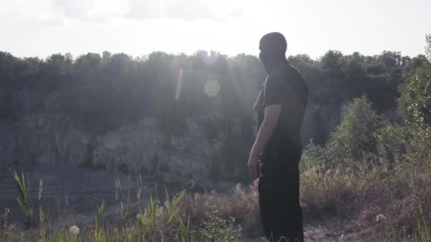 El guardia de seguridad protege la cantera, inspecciona el territorio — Vídeos de Stock