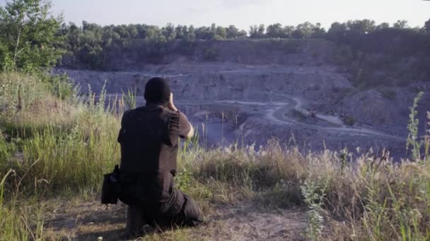 El guardia de seguridad protege la cantera, inspecciona el territorio — Vídeos de Stock