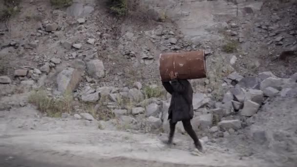 Un ladrón, un criminal lleva un barril robado — Vídeos de Stock