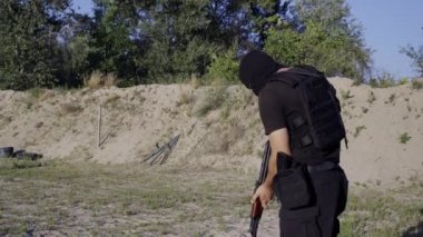 Güvenlik görevlileri çekim mesafeden ateş için eğitilmiştir. Ateş amaçlayan