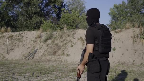 Φύλακες Είναι Εκπαιδευμένοι Πυροβολούν Πυροβόλα Στο Πεδίο Βολής Στόχο Πυροβολήσει — Αρχείο Βίντεο