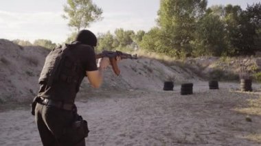 Güvenlik görevlileri çekim mesafeden ateş için eğitilmiştir.