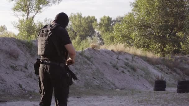 Die Sicherheitsleute werden geschult, auf dem Schießstand mit Schusswaffen zu schießen. — Stockvideo