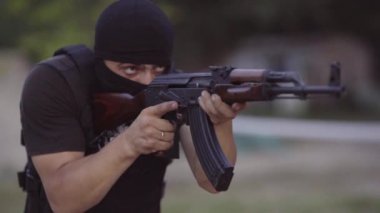 Güvenlik görevlileri çekim mesafeden ateş için eğitilmiştir.