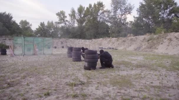 Los Guardias Seguridad Están Entrenados Para Disparar Armas Campo Tiro — Vídeos de Stock