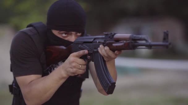 Охранники обучены стрелять из пистолетов на стрельбище . — стоковое видео