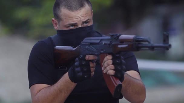 Los guardias de seguridad están entrenados para disparar armas en el campo de tiro . — Vídeo de stock