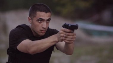 Güvenlik görevlileri çekim mesafeden ateş için eğitilmiştir.