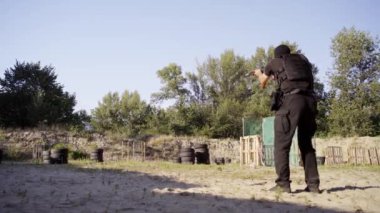 Güvenlik görevlileri çekim mesafeden ateş için eğitilmiştir.