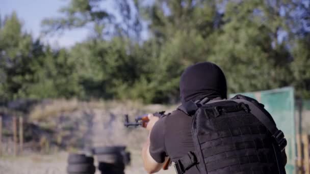 Os seguranças são treinados para disparar armas no campo de tiro. . — Vídeo de Stock