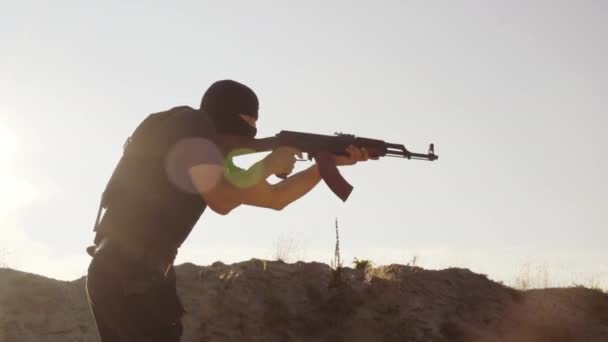 Guardia Seguridad Está Entrenado Para Disparar Ametralladora Pistola Campo Tiro — Vídeo de stock