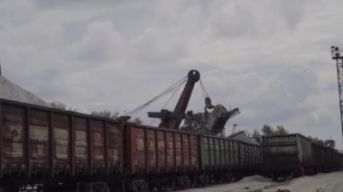 tren vagonuna ezilmiş taş ile yükleme