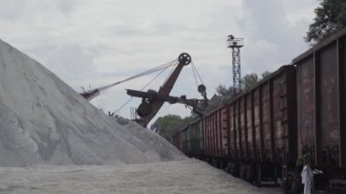 tren vagonuna ezilmiş taş ile yükleme