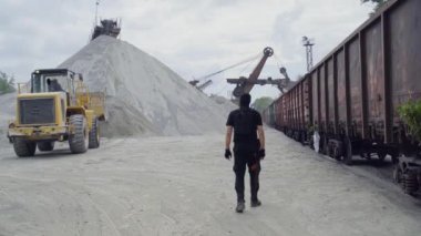 tren vagonuna ezilmiş taş ile yükleme