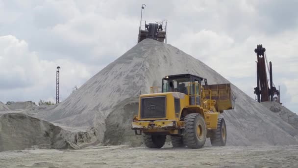 Büyük bir ekskavatör ezilmiş taş tren arabaya yüklemek için yardımcı olur — Stok video