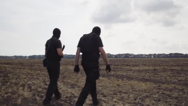 Bewakers Volledige Uitrusting Machinegeweer Kogelvrije Vesten Maskers Inspecteren Van Het — Stockvideo