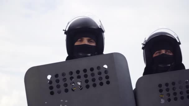 Bewakers Volledige Inuform Apparatuur Helm Schild Machinegeweer Kogelvrije Vesten — Stockvideo