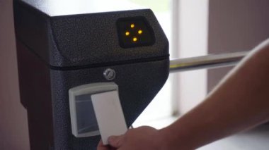 Bir giriş turnike erişim yeşil işareti ile. Güvenlik engeli