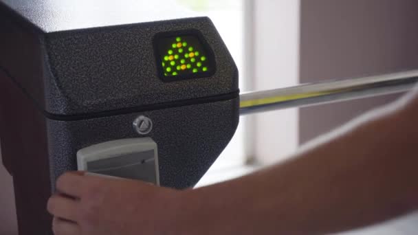 Un tourniquet d'entrée avec panneau vert d'accès. Barrière de sécurité 