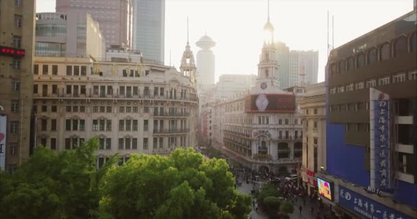 Shanghai, China - ca. Februar 2018: Menschenmassen laufen durch die Einkaufsstraße — Stockvideo