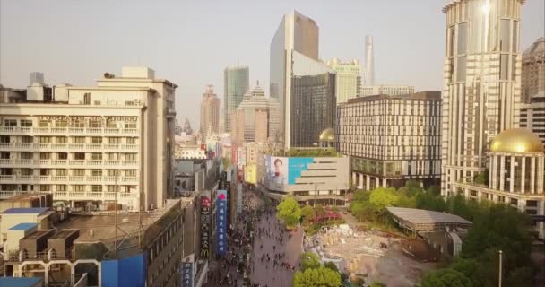 SHANGHAI, CHINE - CIRCA FÉVRIER 2018 : foule de personnes marchant dans la rue commerçante — Video