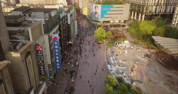 大都市の中心部 ビジネス センターやショッピング モールの空撮でショッピング通りを渡る人の上海 2018 — ストック動画