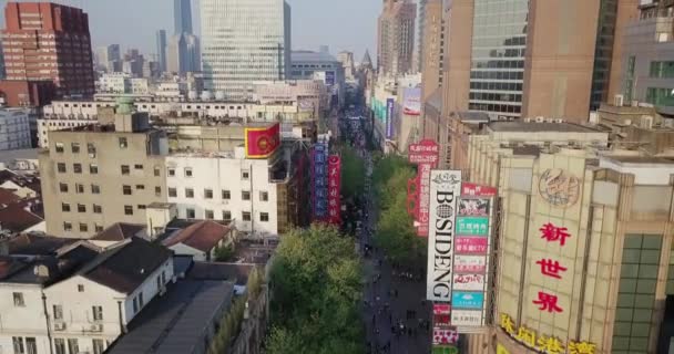 SHANGHAI, CHINE - CIRCA FÉVRIER 2018 : foule de personnes marchant dans la rue commerçante — Video