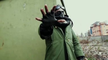 Postapocalypse, yalnız adam çöp döküm ve terkedilmiş kasaba yürüyor.