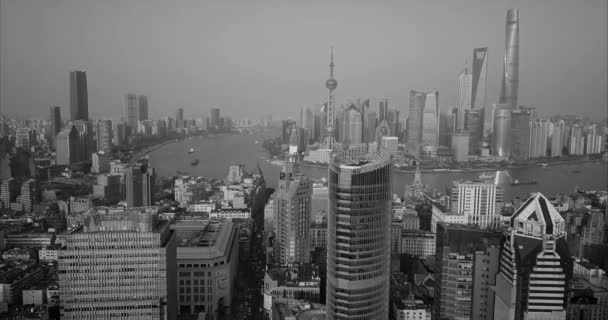 SHANGHAI, CHINE - CIRCA FÉVRIER 2018 : foule de personnes marchant dans la rue commerçante — Video