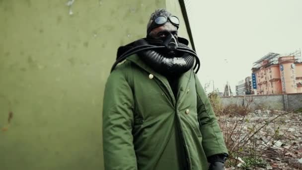 Postapocalypse, ensam man promenader bland sopor dump och abondoned stad — Stockvideo