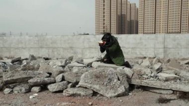 Postapocalypse, yalnız adam çöp döküm ve terkedilmiş kasaba yürüyor.