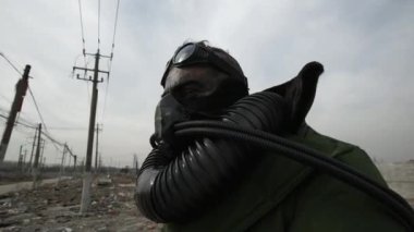 Postapocalypse, yalnız adam çöp döküm ve terkedilmiş kasaba yürüyor.