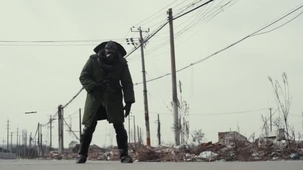 Postapocalisse, uomo solitario cammina tra discarica e città abondata — Video Stock