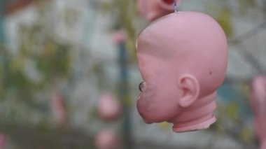 Korku başkanları ve diğer bölgelerinde ağaçta asılı bebek