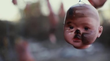 Korku başkanları ve diğer bölgelerinde ağaçta asılı bebek
